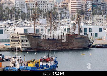 Santisma Trinidad - eine Nachbildung der ursprünglichen Snanish-Galeone, die in der Schlacht von Trafalgar mit beschädigten Masten und verdorbenem Holz im April 2023 kämpfte. Stockfoto