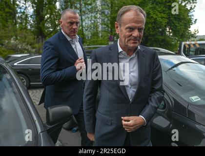 KRAKAU, POLEN - 15. MAI 2023: , Vorsitzender der Oppositionspartei der Bürgerplattform, Donald Tusk, und Rafal Trzaskowski vereinen sich in Krakau und teilen die Vision für den Fortschritt Polens am 15. Mai 2023 in Krakau, Polen. Der Vorsitzende der Bürgerplattform, Donald Tusk, begann im Rahmen der #TuJestPrzyszłość-Aktion seinen Besuch in der Woiwodschaft Kleinpolen. Stockfoto