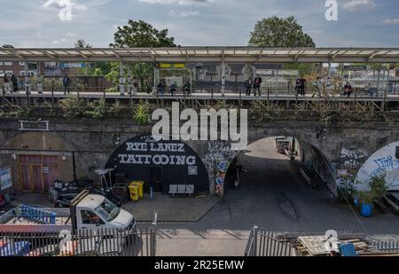 London, Großbritannien. Bahnsteig auf dem südlichen Viadukt am Bahnhof Peckham Rye auf der südlichen Londoner Linie, Datum des Fotos vom 17. Mai 2023 Stockfoto