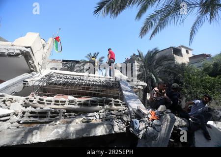 Ein Blick auf das Haus der Familie al-Misri, das vollständig zerstört wurde, nachdem Israel Luftangriffe in den Bezirk Beit Lahia von Gaza City startete. Palästina. Stockfoto