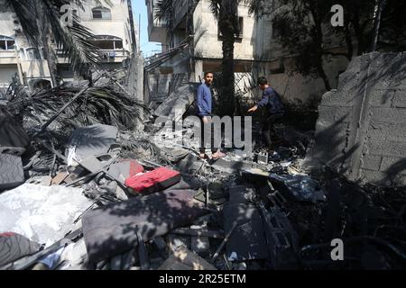 Ein Blick auf das Haus der Familie al-Misri, das vollständig zerstört wurde, nachdem Israel Luftangriffe in den Bezirk Beit Lahia von Gaza City startete. Palästina. Stockfoto