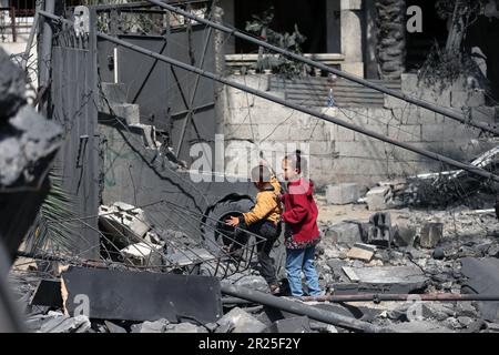 Ein Blick auf das Haus der Familie al-Misri, das vollständig zerstört wurde, nachdem Israel Luftangriffe in den Bezirk Beit Lahia von Gaza City startete. Palästina. Stockfoto