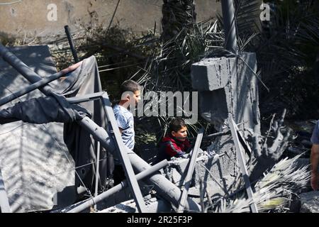 Ein Blick auf das Haus der Familie al-Misri, das vollständig zerstört wurde, nachdem Israel Luftangriffe in den Bezirk Beit Lahia von Gaza City startete. Palästina. Stockfoto