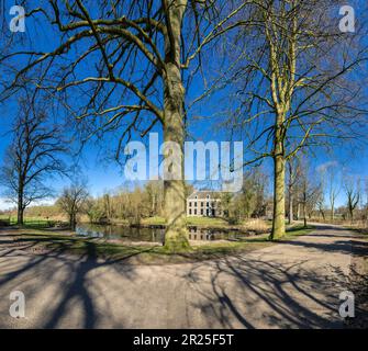 Herrenhaus Oud Amelisweerd am Ufer des Flusses Kromme Rijn *** Lokale Untertitel *** Bunnik, Utrecht, Niederlande, Haus, Wasser, Bäume, Winter, Stockfoto