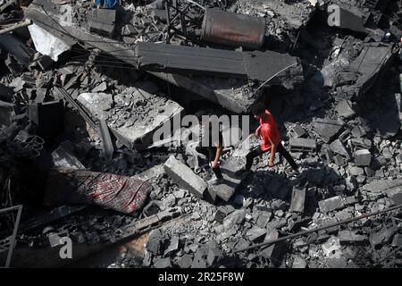 Ein Blick auf das Haus der Familie al-Misri, das vollständig zerstört wurde, nachdem Israel Luftangriffe in den Bezirk Beit Lahia von Gaza City startete. Palästina. Stockfoto