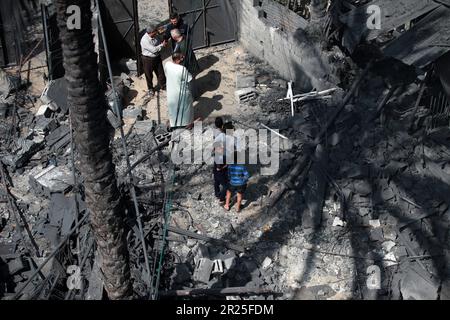 Ein Blick auf das Haus der Familie al-Misri, das vollständig zerstört wurde, nachdem Israel Luftangriffe in den Bezirk Beit Lahia von Gaza City startete. Palästina. Stockfoto
