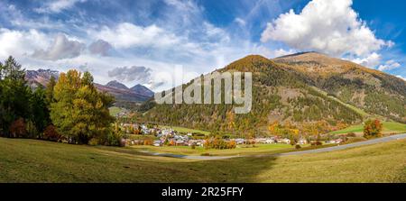 Blick auf ein Dorf im Val Müstair *** Lokale Bildunterschrift *** Santa Maria, Schweiz, Landschaft, Feld, Wiesen, Bäume, Herbst, Berge, Hügel, Stockfoto