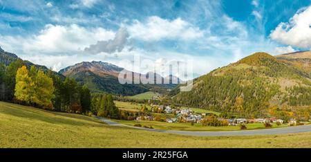 Blick auf ein Dorf im Val Müstair *** Lokale Bildunterschrift *** Santa Maria, Schweiz, Landschaft, Feld, Wiesen, Bäume, Herbst, Berge, Hügel, Stockfoto