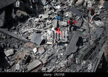 Ein Blick auf das Haus der Familie al-Misri, das vollständig zerstört wurde, nachdem Israel Luftangriffe in den Bezirk Beit Lahia von Gaza City startete. Palästina. Stockfoto