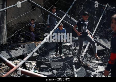 Ein Blick auf das Haus der Familie al-Misri, das vollständig zerstört wurde, nachdem Israel Luftangriffe in den Bezirk Beit Lahia von Gaza City startete. Palästina. Stockfoto