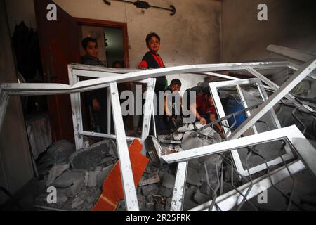 Ein Blick auf das Haus der Familie al-Misri, das vollständig zerstört wurde, nachdem Israel Luftangriffe in den Bezirk Beit Lahia von Gaza City startete. Palästina. Stockfoto