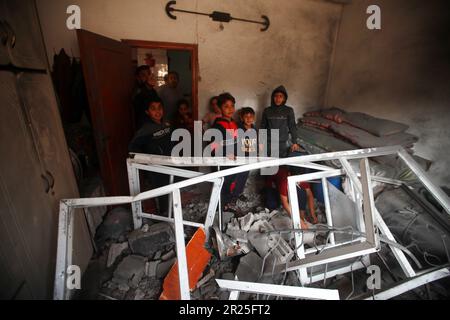 Ein Blick auf das Haus der Familie al-Misri, das vollständig zerstört wurde, nachdem Israel Luftangriffe in den Bezirk Beit Lahia von Gaza City startete. Palästina. Stockfoto