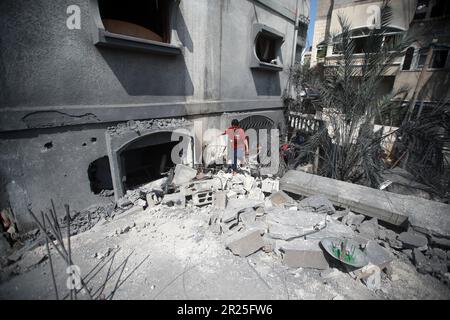 Ein Blick auf das Haus der Familie al-Misri, das vollständig zerstört wurde, nachdem Israel Luftangriffe in den Bezirk Beit Lahia von Gaza City startete. Palästina. Stockfoto