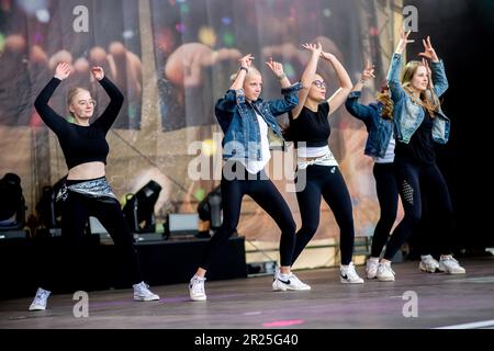 Oldenburg, Deutschland. 17. Mai 2023. Tänzer von TuS Wahnbek zeigen ihre Choreographie auf einer Bühne am Schlossplatz. Das vorläufige Programm des Erlebnis-Turnfestes in Oldenburg hat mit Demonstrationen im Stadtzentrum begonnen. Die offizielle Eröffnung der größten Sportveranstaltung in Norddeutschland mit rund 10.000 Teilnehmern findet am Abend statt. Kredit: Hauke-Christian Dittrich/dpa/Alamy Live News Stockfoto