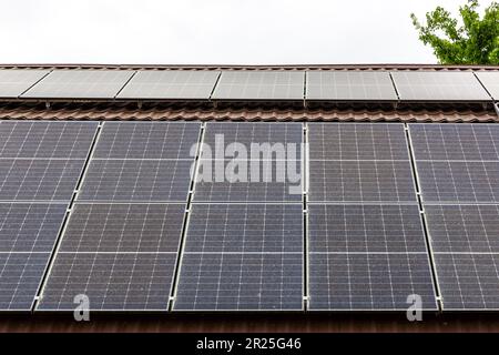 Solarpaneele sind auf einem Gebäude einer öffentlichen medizinischen Klinik in Horenka (eine der am meisten zerstörten Städte während des Kampfes um Kiew im März 2022) in der Nähe von Kiew, Ukraine am 17. Mai 2023 zu sehen. Das Sonnenkollektorsystem sowie die Wärmepumpe wurden in der Klinik installiert, da das Gebäude nach der Zerstörung im Kampf rekonstruiert wurde. Es geht darum, wichtige öffentliche Institutionen unabhängig von russischem Gas und der möglichen Zerstörung regionaler Kraftwerke zu halten. Umweltschutzorganisationen fordern die Regierung auf, einen grünen Wiederauffüllungsplan umzusetzen. Das Projekt der Horenka-Klinik wurde von Ecoaction und geleitet Stockfoto