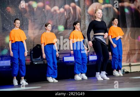 Oldenburg, Deutschland. 17. Mai 2023. Tänzer von TuS Wahnbek zeigen ihre Choreographie, um auf einer Bühne auf dem Schlossplatz mitzumachen. Das vorläufige Programm des Erlebnis-Turnfestes in Oldenburg hat mit Demonstrationen im Stadtzentrum begonnen. Die offizielle Eröffnung der größten Sportveranstaltung in Norddeutschland mit rund 10.000 Teilnehmern findet am Abend statt. Kredit: Hauke-Christian Dittrich/dpa/Alamy Live News Stockfoto