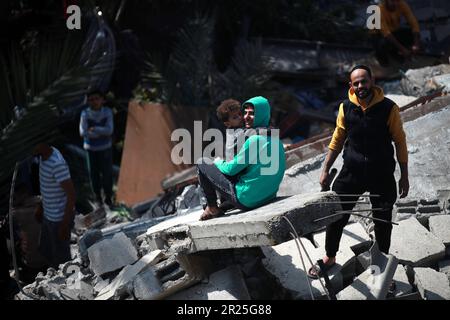 Ein Blick auf das Haus der Familie al-Misri, das vollständig zerstört wurde, nachdem Israel Luftangriffe in den Bezirk Beit Lahia von Gaza City startete. Palästina. Stockfoto