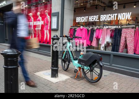 London, Großbritannien. 17. Mai 2023 Ein elektrisches Mietrad in der Carnaby Street im West End. Im Gegensatz zum Fahrradverleihsystem von Santander, das Fahrradparkplätze vorsieht, verfügen Unternehmen, die die elektrischen Mietzyklen anbieten, wie Lime von Uber, Human Forest und dott, nicht über solche Parkbuchten. Es wurde berichtet, dass Westminster Council Pläne ausarbeitet, um Fahrern, die ihre gemieteten Fahrräder nicht ordnungsgemäß parken, Geldstrafen zu zahlen, und dass Leihfahrräder, die auf Gehwegen zurückgelassen werden, eine Gefahr für Fußgänger und Rollstuhlfahrer darstellen können. Kredit: Stephen Chung / Alamy Live News Stockfoto