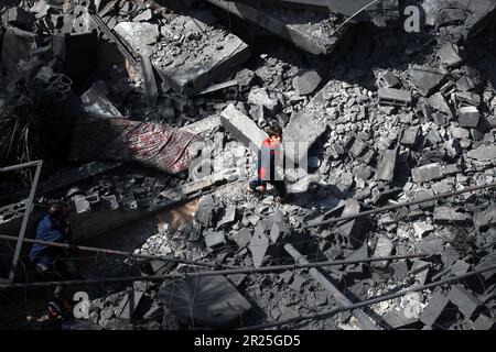 Ein palästinensischer Junge. Sein Haus wurde beim israelischen Luftangriff in Deir Al-Balah im zentralen Gazastreifen zerstört. Dies geschieht nach den jüngsten Kämpfen zwischen der militanten islamischen Dschihad-Gruppe und Israel im Gazastreifen. Palästina. Stockfoto