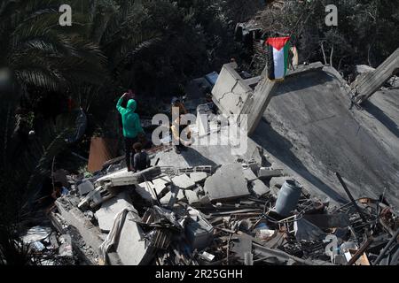 Ein Blick auf das Haus der Familie al-Misri, das vollständig zerstört wurde, nachdem Israel Luftangriffe in den Bezirk Beit Lahia von Gaza City startete. Palästina. Stockfoto
