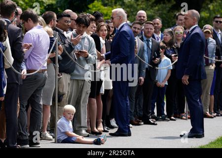 Washington, Usa. 17. Mai 2023. USA Präsident Joe Biden begrüßt seine Gäste auf dem südlichen Rasen des Weißen Hauses in Washington, bevor er am 17. Mai 2023 nach Hiroshima, Japan, abreist. Foto: Yuri Gripas/ABACAPRESS.COM Kredit: Abaca Press/Alamy Live News Stockfoto