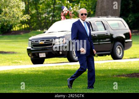 Washington, Usa. 17. Mai 2023. USA Präsident Joe Biden spaziert auf dem südlichen Rasen des Weißen Hauses in Washington, bevor er am 17. Mai 2023 nach Hiroshima, Japan, abreist. Foto: Yuri Gripas/ABACAPRESS.COM Kredit: Abaca Press/Alamy Live News Stockfoto