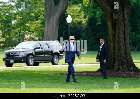 Washington, Usa. 17. Mai 2023. USA Präsident Joe Biden spaziert auf dem südlichen Rasen des Weißen Hauses in Washington, bevor er am 17. Mai 2023 nach Hiroshima, Japan, abreist. Foto: Yuri Gripas/ABACAPRESS.COM Kredit: Abaca Press/Alamy Live News Stockfoto