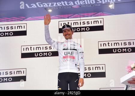 Tortona, Tortona, Italien, 17. Mai 2023, Almeida - Maglia Bianca während der 11. Etappe - Camaiore - Tortona - Giro d'Italia Credit: Live Media Publishing Group/Alamy Live News Stockfoto