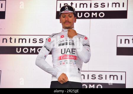 Tortona, Tortona, Italien, 17. Mai 2023, Almeida - Maglia Bianca während der 11. Etappe - Camaiore - Tortona - Giro d'Italia Credit: Live Media Publishing Group/Alamy Live News Stockfoto