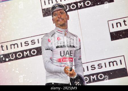 Tortona, Tortona, Italien, 17. Mai 2023, Almeida - Maglia Bianca während der 11. Etappe - Camaiore - Tortona - Giro d'Italia Credit: Live Media Publishing Group/Alamy Live News Stockfoto