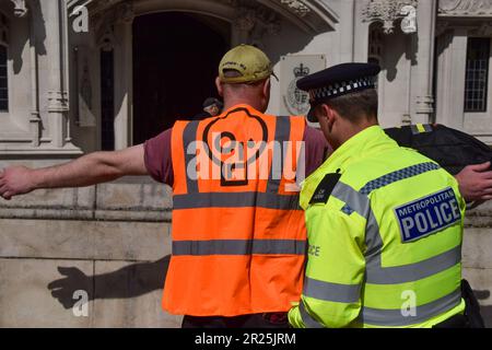 London, Großbritannien. 17. Mai 2023 Polizeibeamte verhaften Just Stop Oil Aktivisten auf dem Parliament Square, während die Klimagruppe ihren täglichen langsamen marsch fortsetzt und fordert, dass die Regierung keine neuen Öl- und Gaslizenzen mehr ausstellt. Stockfoto