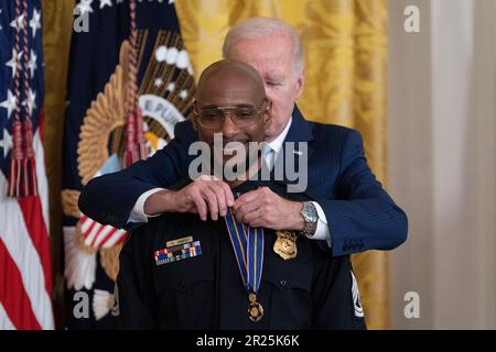 Washington, Vereinigte Staaten. 17. Mai 2023. US-Präsident Joe Biden überreicht Sergeant Kendrick Simpo, Houston Police Department, TX, im Weißen Haus in Washington, DC, am 17. Mai 2023 die Tapferkeitsmedaille. Kredit: Chris Kleponis/CNP/dpa/Alamy Live News Stockfoto