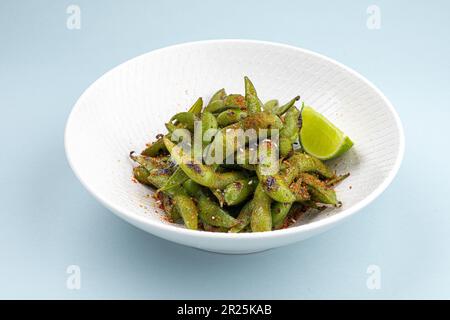 Salat aus grünen Edamamabohnen mit Limette Stockfoto