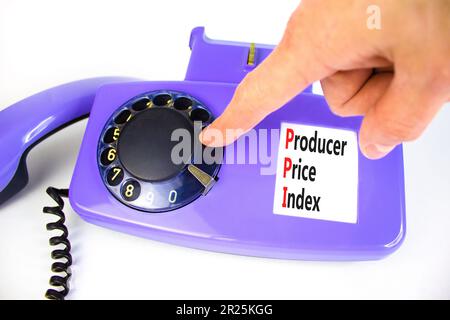 PPI-Symbol für den Preisindex der Erzeuger. Konzeptbegriffe PPI-Preisindex der Produzenten auf einem schönen, alten Diskettentelefon. Wunderschöner weißer Tischhintergrund. Geschäftlich Stockfoto