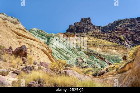 Naturdenkmal Fuente de los Azulejos, eine farbenfrohe Felsformation, auch bekannt als Regenbogenfelsen in der Nähe von Mogán auf der Insel Gran Canaria, Spanien Stockfoto