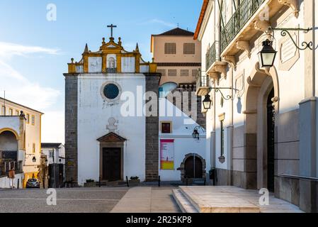 Evora, Portugal - 30. Juni 2022: Giraldo-Platz im Stadtzentrum. Alentejo Stockfoto