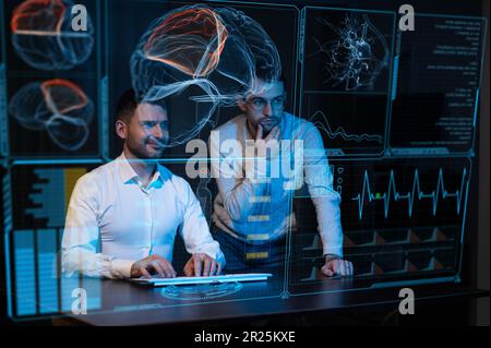 Zwei kaukasische bärtige Männer diskutieren über die medizinische Anzeige eines virtuellen Menüs. Menschliche Hirnforschung. Stockfoto