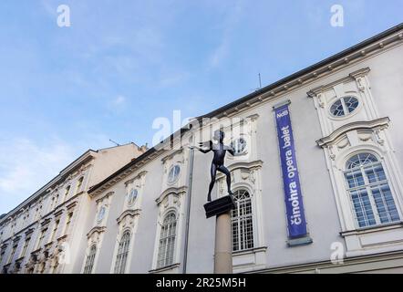 Brünn, Tschechische Republik, Mähren - Statue des 11 Jahre alten österreichischen Komponisten Wolfgang Amadeus Mozart auf dem Grünen Markt. Der kleine Mozart steht auf dem Klavier Stockfoto