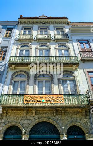 Rio de Janeiro, Brasilien - 2. Mai 2023: Eine alte Wohnung zum Verkauf. Niedriger Winkel Blick auf ein altes Gebäude in der Altstadt. Stockfoto