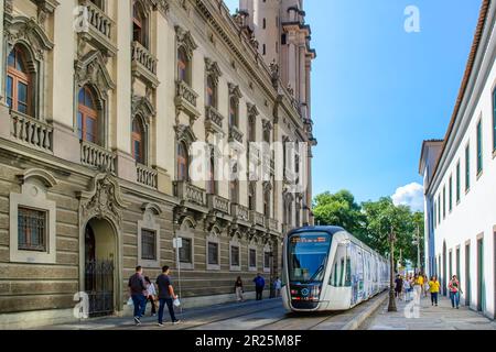 Elektrische Straßenbahnfahrt durch ein Gebäude. Rio de Janeiro, Brasilien - 2. Mai 2023. Stockfoto