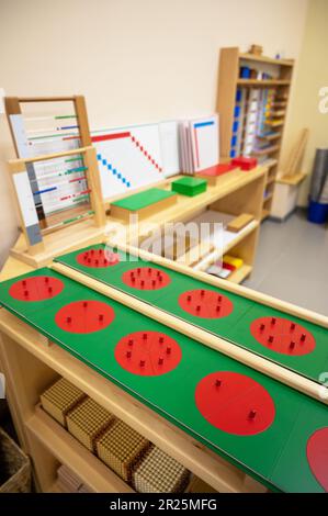 Klassenzimmer des Montessori-Kindergartens. Das farbenfrohe Montessori-Material. Konzept des Lernspielzeugs für Kinder Stockfoto