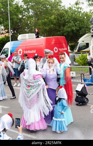 Madrid, Spanien; 14. Mai 2023: Eine Gruppe von Menschen, Männern, Frauen und Kindern, gekleidet in den typischen und traditionellen Kostümen von Madrid, Spanien, auf den Fas Stockfoto