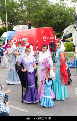 Madrid, Spanien; 14. Mai 2023: Eine Gruppe von Menschen, Männern, Frauen und Kindern, gekleidet in den typischen und traditionellen Kostümen von Madrid, Spanien, auf den Fas Stockfoto