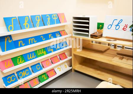 Klassenzimmer des Montessori-Kindergartens. Das farbenfrohe Montessori-Material. Konzept des Lernspielzeugs für Kinder Stockfoto