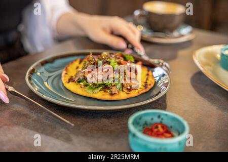 Arayes - Pita-Brot gefüllt mit Fleischstücken, Kräutern und Gemüse, serviert im Restaurant Stockfoto