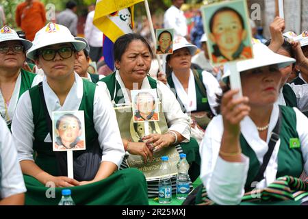 Neu-Delhi, Indien. 16. Mai 2023. Eine tibetische Frauenvereinigung protestierte für die Freilassung des 11. Panchen Lama, Gendhun Choekyi Nyima. Der Junge lama, der Stellvertreter in der tibetischen buddhistischen Hierarchie, verschwand kurz nach der Anerkennung durch den Dalai Lama im Jahr 1995 und wurde seitdem nicht mehr gesehen. (Foto: Shivam Khanna/Pacific Press) Kredit: Pacific Press Media Production Corp./Alamy Live News Stockfoto