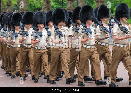 London, Großbritannien. 17. Mai 2023. Fußsoldaten marschieren entlang des James' Park in die Horseguards Road und Proben für Trooping the Colour, die nächsten Monat stattfinden soll. Kredit: Imageplotter/Alamy Live News Stockfoto