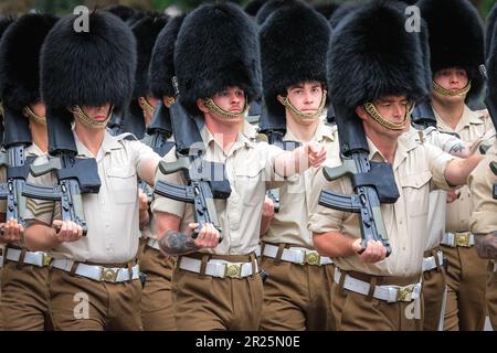 London, Großbritannien. 17. Mai 2023. Fußsoldaten marschieren entlang des James' Park in die Horseguards Road und Proben für Trooping the Colour, die nächsten Monat stattfinden soll. Kredit: Imageplotter/Alamy Live News Stockfoto