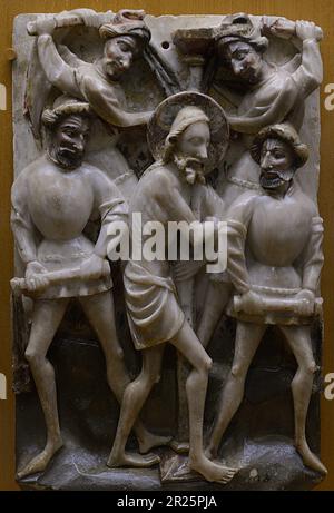 Erleichterung mit einer Szene aus der Leidenschaft Christi, 15. Jahrhundert. Die Flagellation Christi. Alabaster. Von Nottingham Workshops (England). Archäologisches Museum Von Carmo. Lissabon, Portugal. Stockfoto