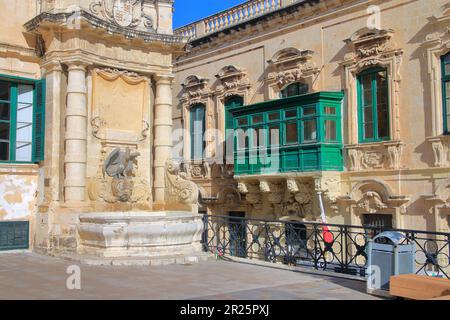 Das Foto wurde im Januar auf der Insel Malta aufgenommen. Das Foto zeigt die traditionelle Architektur der Altstadt von Valletta. Stockfoto